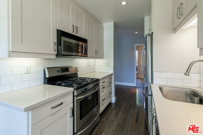 Building Photo - 1530 S Sierra Bonita Ave