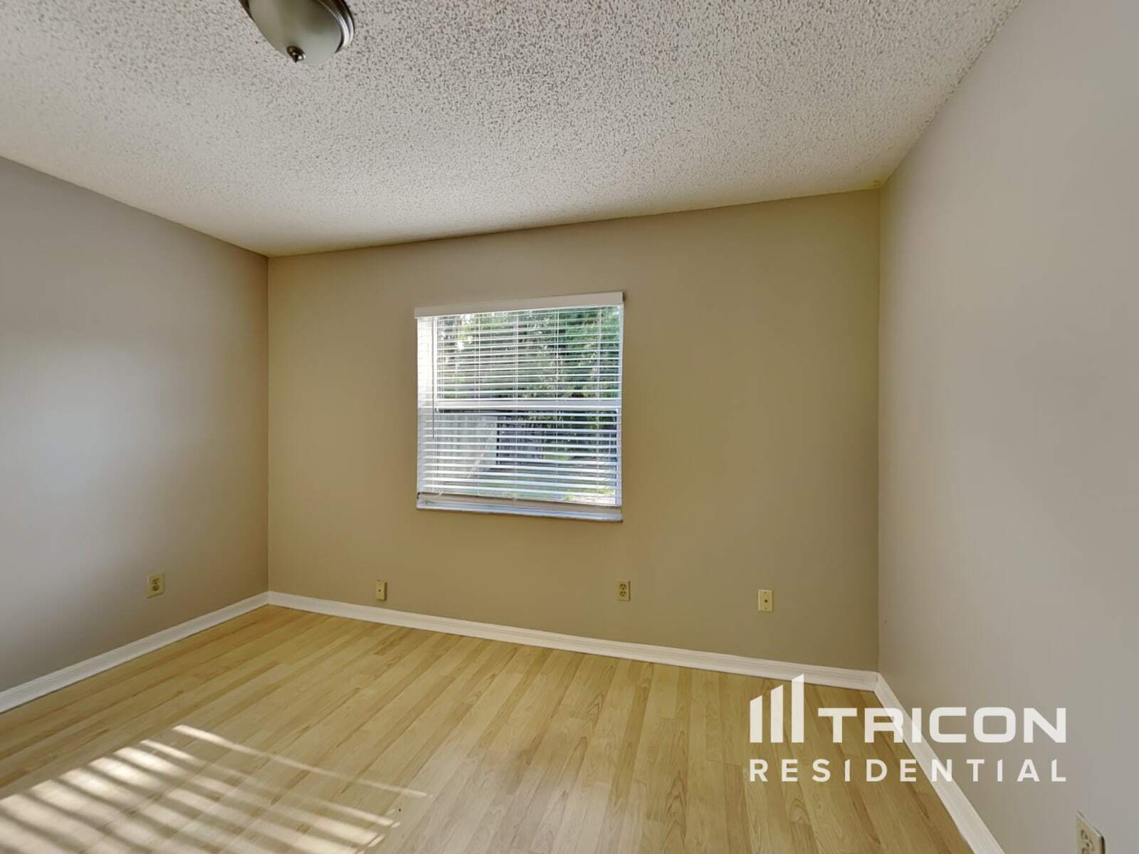 Building Photo - 19203 Sunlake Blvd