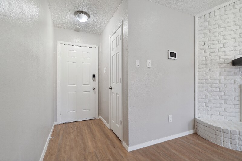 Building Photo - 2804 S Meadow Dr