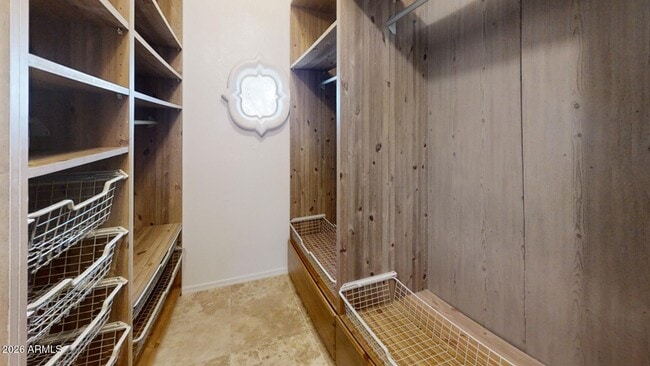 Building Photo - 823 W Iris Dr