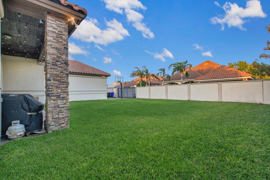 Building Photo - 5706 N 3rd Ln