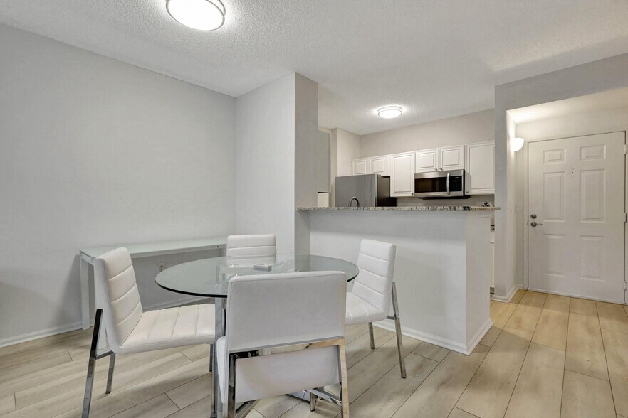 Building Photo - 630 S Sapodilla Ave