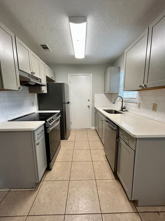 Building Photo - 166 Bordeaux Ln
