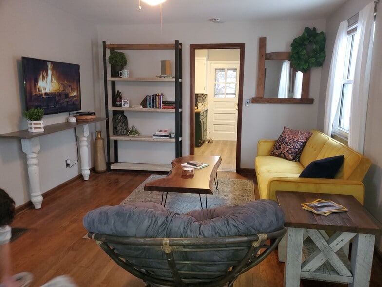 Building Photo - 273 W Lakeview Ave