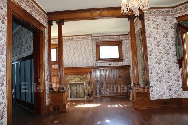 Building Photo - 511 W 13th St