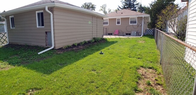 Building Photo - 3 Bedroom North side Ranch with Garage