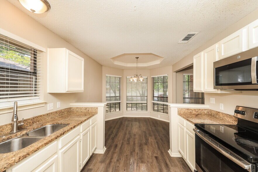Building Photo - 2605 Hartford Ln