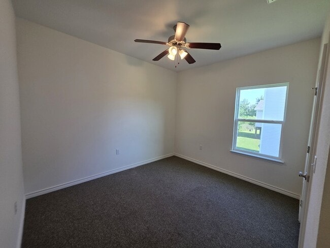 Building Photo - 3/2/2 Oakdale floorplan