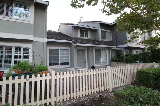 Building Photo - Townhouse 2 bedrooms, 2 1/2 baths, 2 car g...