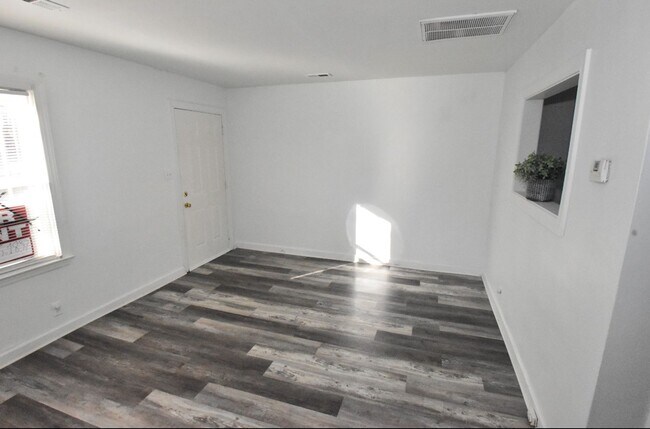 Building Photo - 2120 Kennesaw Dr