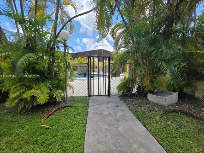 Building Photo - 13716 SW 90th Ave