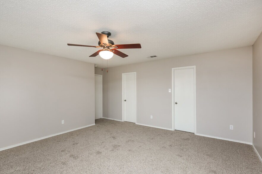 Building Photo - 565 Keble Dr