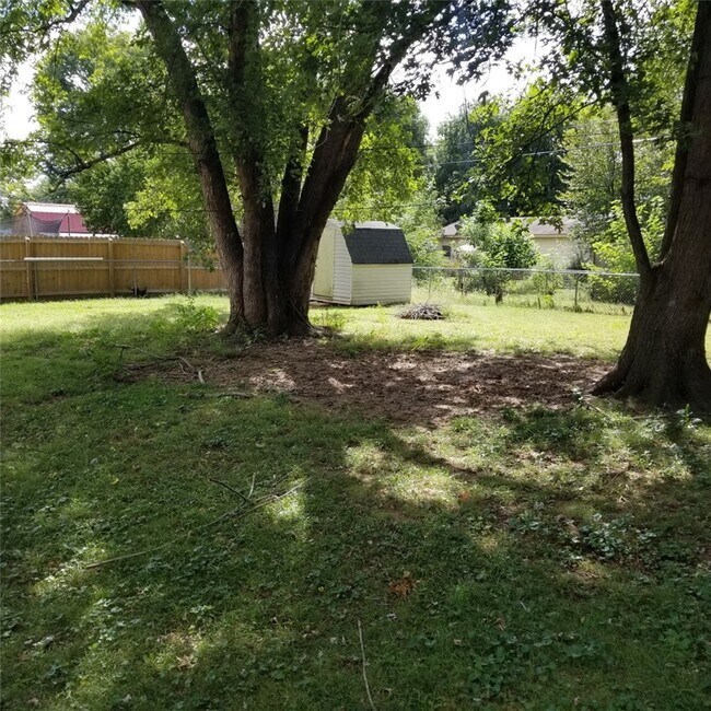 Building Photo - 2205 Dogwood Pl