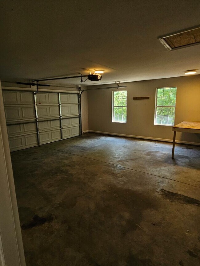 Building Photo - 119 Maple Creek Dr