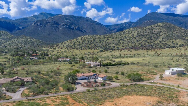 Building Photo - Mountain Views