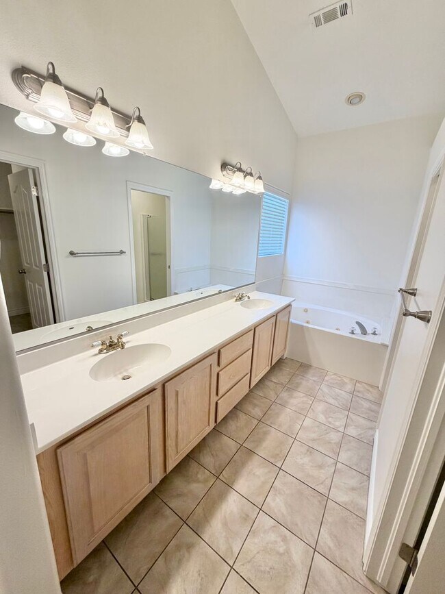 Building Photo - 143 187 N Westridge Dr