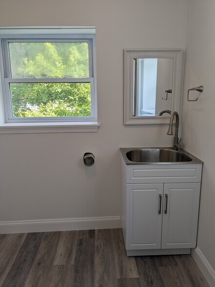 Building Photo - 329 York Rd