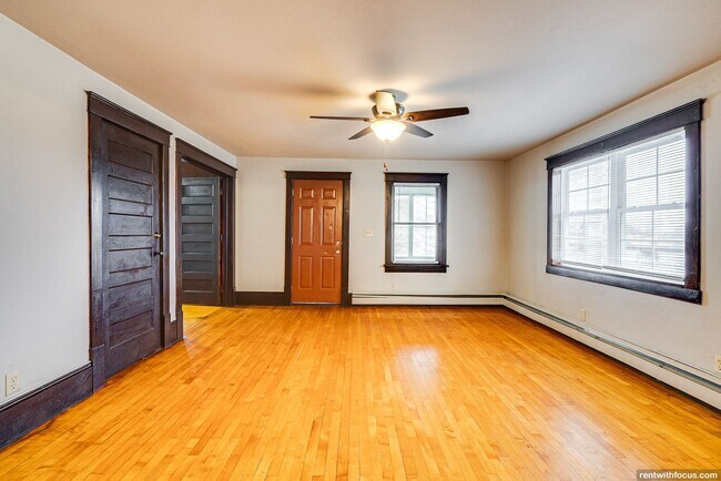 Building Photo - 211 Oak St