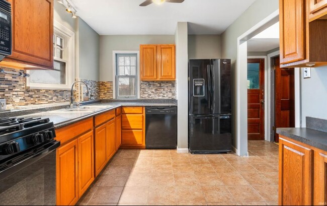 Kitchen with gas stove, microwave, dishwasher and large double sink - 1314 Margaret Ave