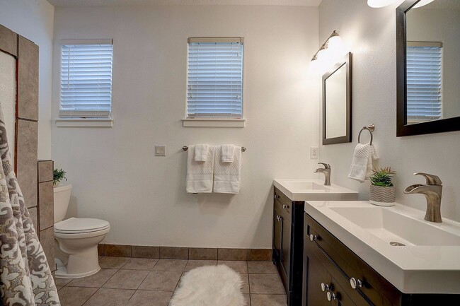 Building Photo - Great SW Bend Home Minutes from the Old Mill!