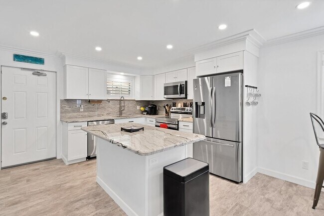 Building Photo - 1441 Ocean Dr