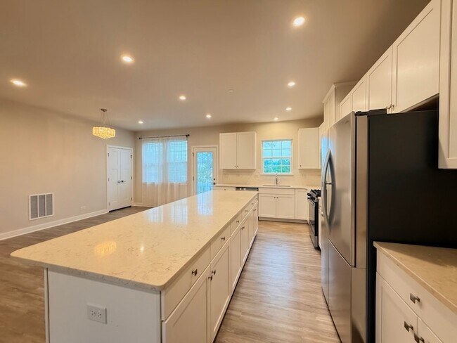 Building Photo - 772 Weller Dr
