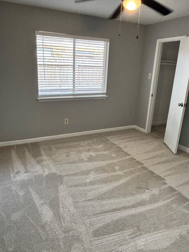 Building Photo - 815 Pebbleshire Dr