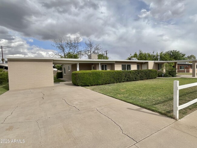 Building Photo - 4635 N 11th Pl