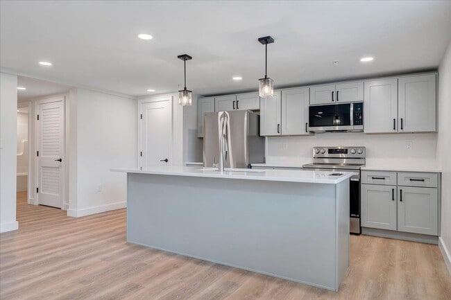 Building Photo - Newly Renovated 2BR Apartment in Vinton - Premium Finishes!