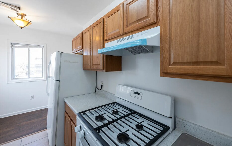 Building Photo - 506 Eastern Ave NE