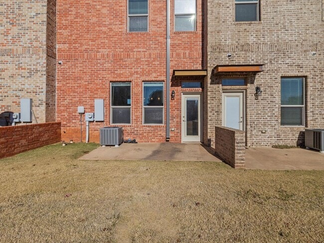 Building Photo - Gorgeous newer 2br 2.5ba Townhome!!