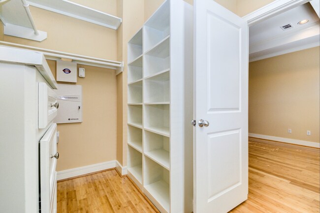Building Photo - Modern 3 Bedroom // 3.5 Bathroom in the He...