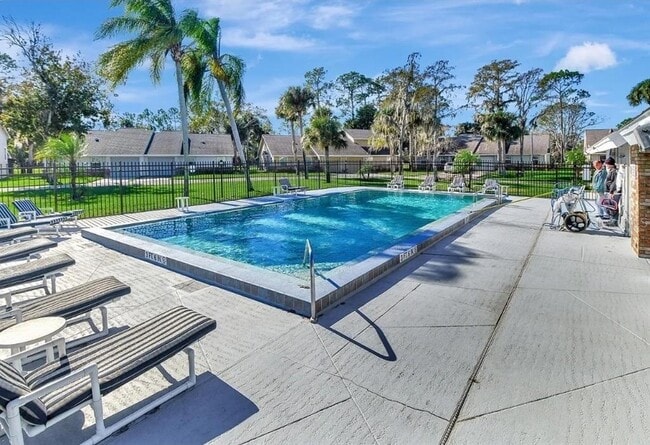 Building Photo - 102 Bob White Ct