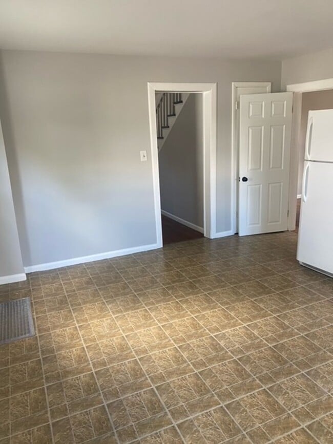 Building Photo - Available August!  4/5BR, 2BA Campus and B...