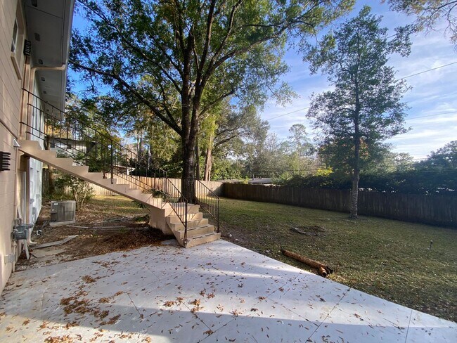 Building Photo - Fully renovated with new appliances, 5 bed...