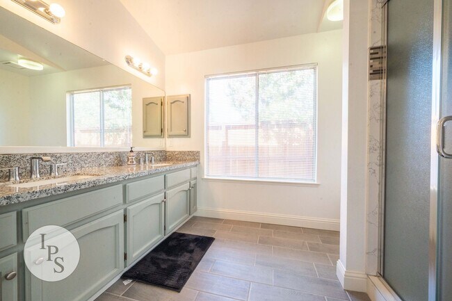 Building Photo - North Fresno Home in CUSD, 3BR/2BA, Beautiful Updates - Lots of Amenities!