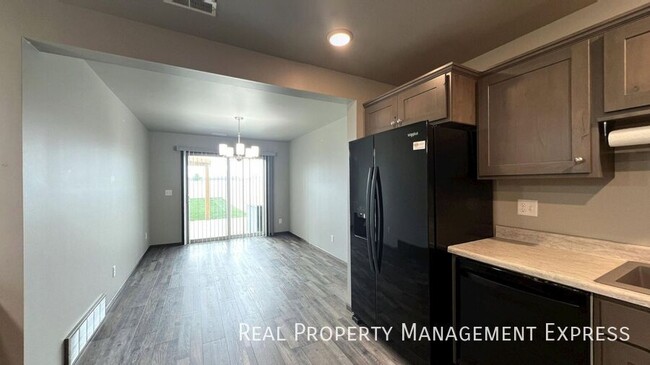 Building Photo - Modern 3 Bed, 2.5 Bath with Loft | Located...