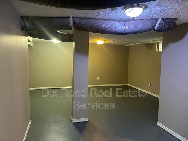 Building Photo - 112 Iroquois Ave