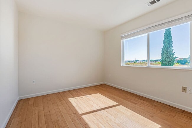 Building Photo - Freshly Renovated Single-Family Home for Rent