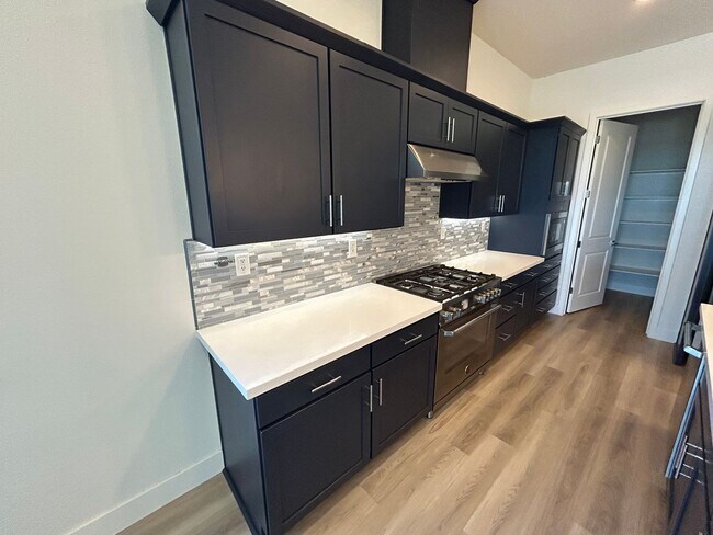 Building Photo - Spacious 4 Bed 2.5 Bath Home in Ellis with Solar!