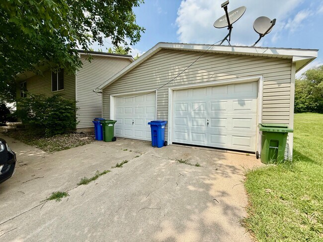 Building Photo - 620 7th Ave NW