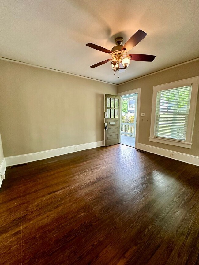 Building Photo - Spectacular Bungalow, Right Outside Uptown!