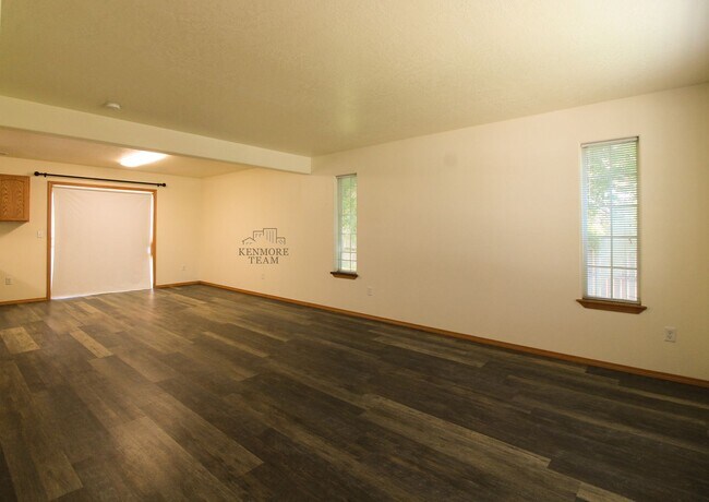 Building Photo - 4 Bedroom, 2.5 Bath Home in West Pasco