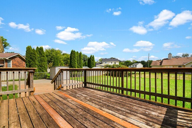 Building Photo - Pet Friendly Three Bedroom!
