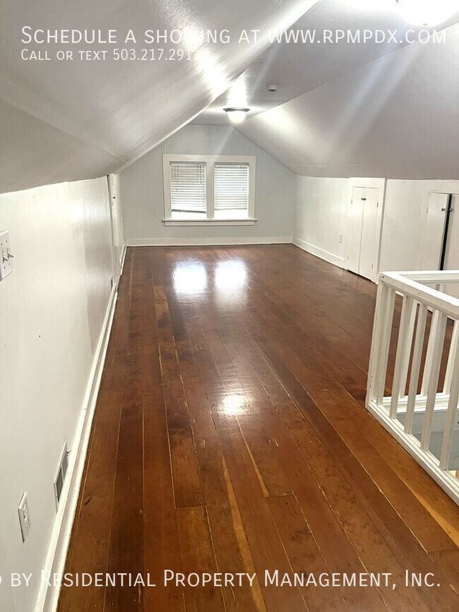 Building Photo - 214 NE Bryant St