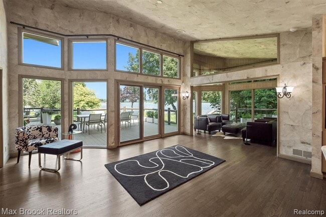 Building Photo - 3333 W Shore Dr