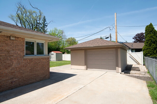 Building Photo - 367 W Fremont Ave