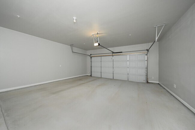 Building Photo - Spacious Townhome Available Now!