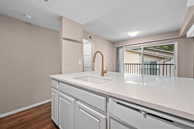 Building Photo - 2124 Burton Dr