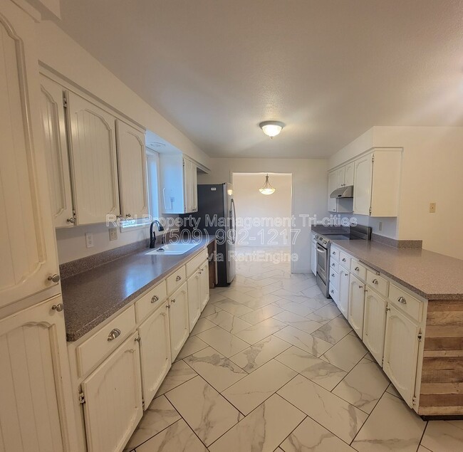 Building Photo - 3704 S Vancouver St